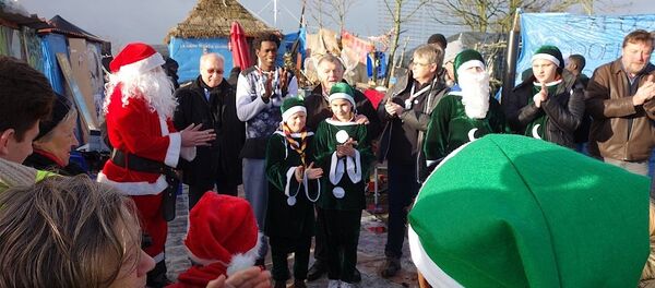 Migrants à Calais : le Secours Populaire offre des cadeaux de Noël dans la Jungle - Sputnik Afrique