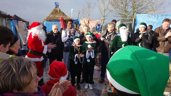 Migrants à Calais : le Secours Populaire offre des cadeaux de Noël dans la Jungle - Sputnik Afrique