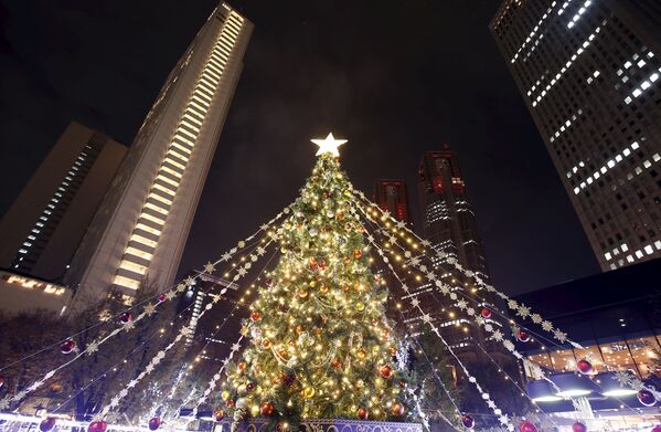 Le sapin de Noël devant lу siège du gouvernement métropolitain de Tokyo dans le quartier de Nishi Shinjuku - Sputnik Afrique