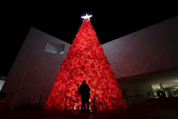 Le sapin de Noël fait de conteneurs en plastique devant l'entrée du Musée d'Histoire à Monterrey, Mexique - Sputnik Afrique