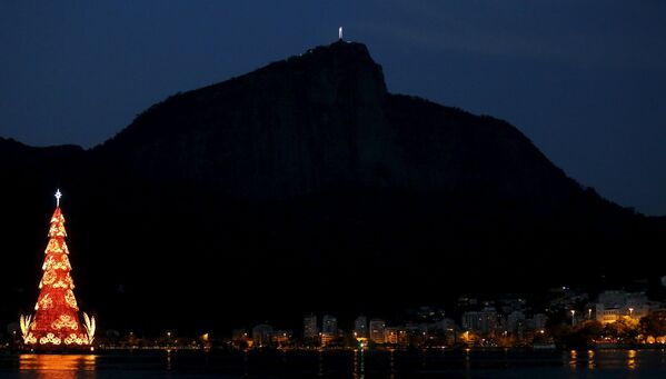Le sapin de Noël dans le lac Rodrigo de Freitas à Rio de Janeiro, Brésil - Sputnik Afrique
