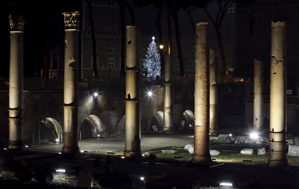 Le sapin de Noël dans les ruines antiques de Rome - Sputnik Afrique