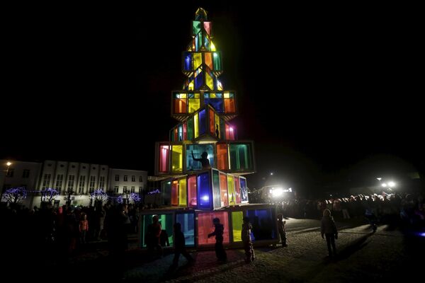 Le sapin de Noël dans le square de la ville de Rakvere, Estonie - Sputnik Afrique