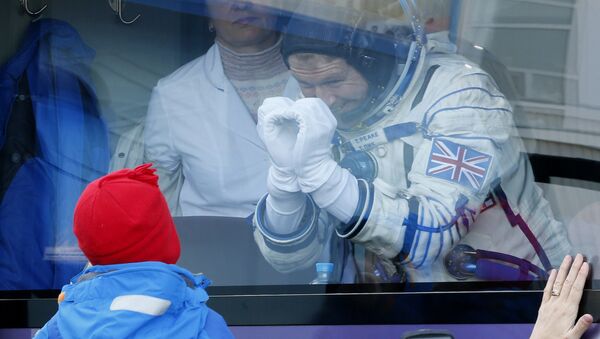 Astronaute britannique Tim Peake et son enfant - Sputnik Afrique