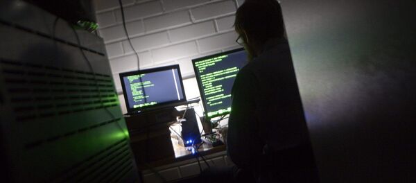 A man types on a keyboard in a computer server room - Sputnik Afrique