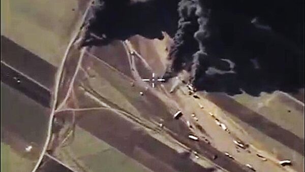 Les forces aérospatiales russes détruisent les sites d'extraction et de traitement de pétrole de Daech en Syrie - Sputnik Afrique