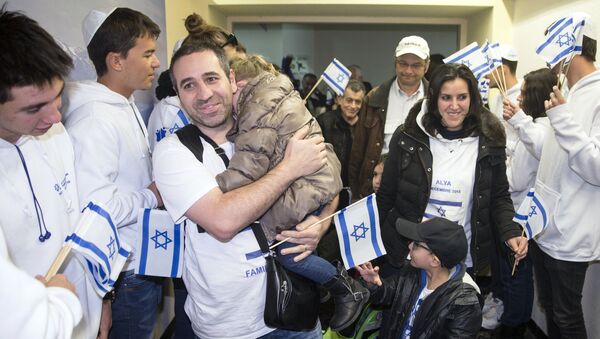 Juifs de France sont salués par les Israéliens à l'aéroport International Ben Gurion, le 8 décembre 2015 - Sputnik Afrique