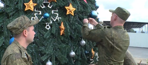 Les Russes installent un sapin de Noël sur l'aérodrome syrien de Hmeimim - Sputnik Afrique