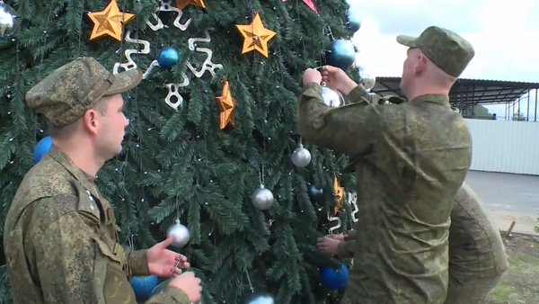 Les Russes installent un sapin de Noël sur l'aérodrome syrien de Hmeimim - Sputnik Afrique