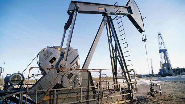 The prices of West Texas Intermediate (WTI), the US oil benchmark, and Brent crude, the global oil benchmark, hit record lows not seen since April 2009 on Tuesday. - Sputnik Afrique