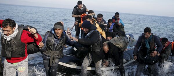 Bateau avec des réfugiés arrive sur l'île grecque. Archive photo Bateau avec des réfugiés arrive sur l'île grecque. Archive photo - Sputnik Afrique