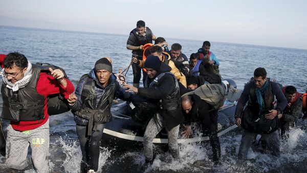 Bateau avec des réfugiés arrive sur l'île grecque. Archive photo - Sputnik Afrique