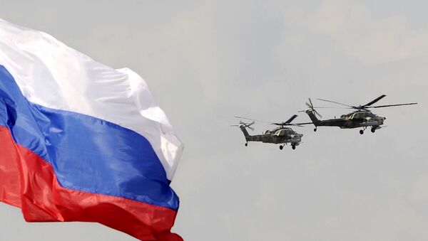 Hélicoptères militaires russes et le drapeau de la Russie. Image d'illustration - Sputnik Afrique