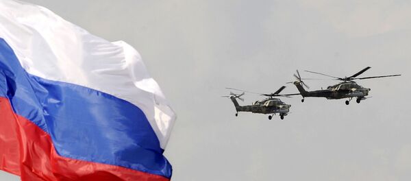 Hélicoptères militaires russes et le drapeau de la Russie. Image d'illustration - Sputnik Afrique