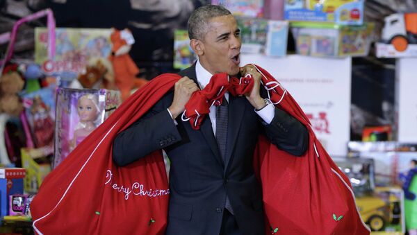 U.S. President Barack Obama with gifts by Christmas for children of military-infantrymen - Sputnik Afrique