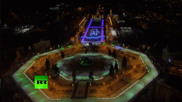 La patinoire de Moscou est décorée pour Noël - Sputnik Afrique