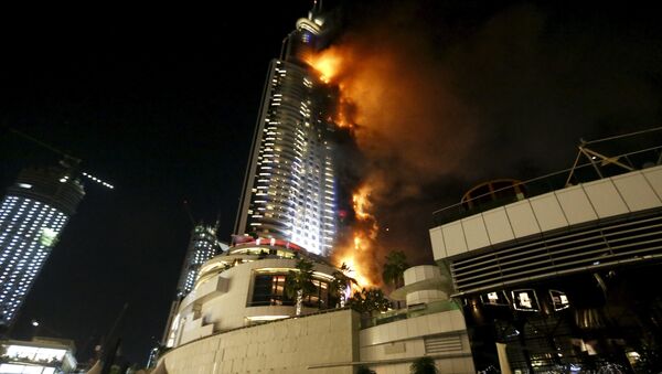 Un énorme incendie dans un hôtel de Dubaï, le 31 décembre 2015 - Sputnik Afrique