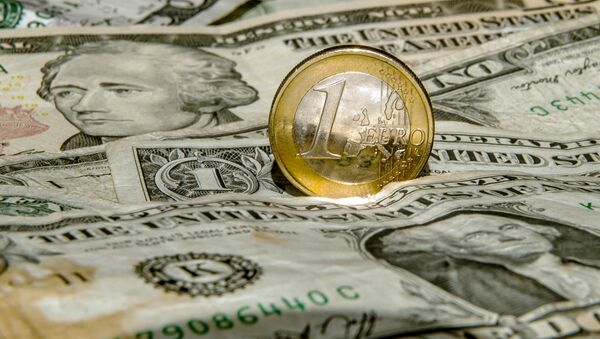 Dollars et un euro, image d'illustration - Sputnik Afrique