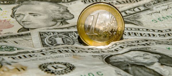 Dollars et un euro, image d'illustration - Sputnik Afrique