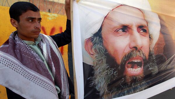 Un manifestant yéménite dénonce la condamnation à mort du cheikh chiite Nimr Baqer Al-Nimr devant l'ambassade saoudienne à Sanaa, en octobre 2014 - Sputnik Afrique