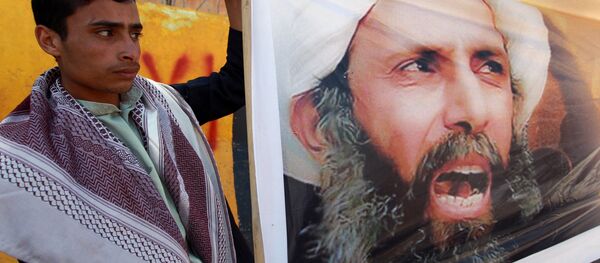 Un manifestant yéménite dénonce la condamnation à mort du cheikh chiite Nimr Baqer Al-Nimr devant l'ambassade saoudienne à Sanaa, en octobre 2014 Un manifestant yéménite dénonce la condamnation à mort du cheikh chiite Nimr Baqer Al-Nimr devant l'ambassade saoudienne à Sanaa, en octobre 2014 - Sputnik Afrique