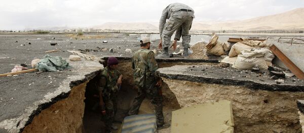 Les forces gouvernemetales syriennes sortent d'un tunnel utilisé par des combattants de l'opposition - Sputnik Afrique