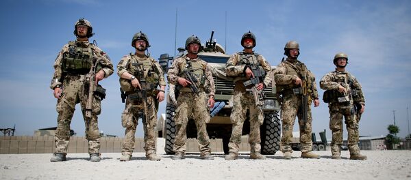 Des militaires de la Bundeswehr en train d'écouter la chancelière Angela Merkel lors de sa visite dans la base de Koundouz, en Afghanistan - Sputnik Afrique