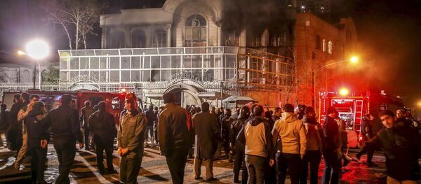 Protestataires iraniens rassemblés devant l'ambassade d'Arabie saoudite à Téhéran - Sputnik Afrique