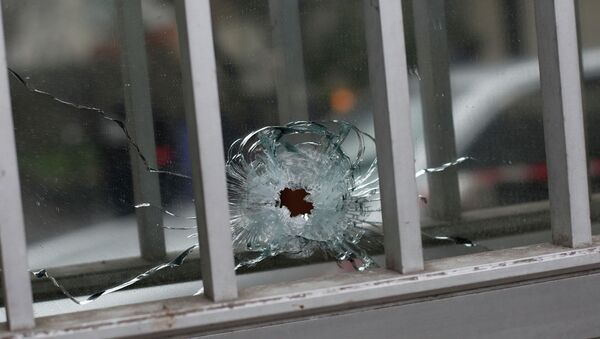 Une fenêtre percée par une balle près du siège de Charlie Hebdo à Paris - Sputnik Afrique