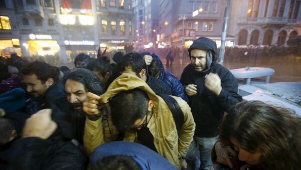 La police turque utilise des canons à eau et des gaz lacrymogènes pour disperser une manifestation de Kurdes à Istanbul, le 28 novembre 2015 - Sputnik Afrique