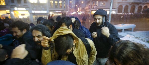 La police turque utilise des canons à eau et des gaz lacrymogènes pour disperser une manifestation de Kurdes à Istanbul, le 28 novembre 2015 - Sputnik Afrique