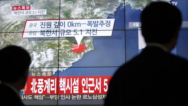People walk by a screen showing the news reporting about an earthquake near North Korea's nuclear facility, in Seoul, South Korea, Wednesday, Jan. 6, 2016. - Sputnik Afrique