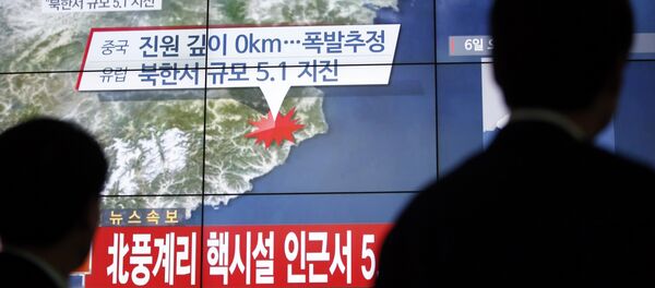 People walk by a screen showing the news reporting about an earthquake near North Korea's nuclear facility, in Seoul, South Korea, Wednesday, Jan. 6, 2016. - Sputnik Afrique