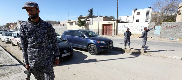 Libyan police officers set up checkpoints in the Libyan capital Tripoli on January 25, 2015 as clashes continue in the west and east of the country - Sputnik Afrique