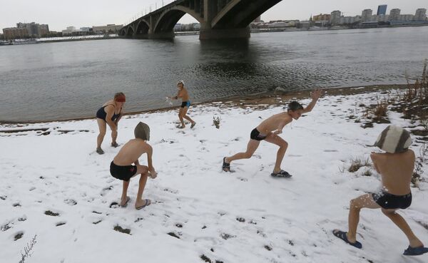 Vous avez froid? Bienvenue à un club de natation en Sibérie! - Sputnik Afrique