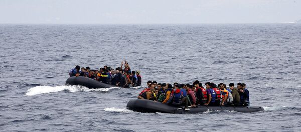 Des réfugiés syriens arrivent  sur l'île grecque de Lesbos, le 22 septembre 2015 - Sputnik Afrique