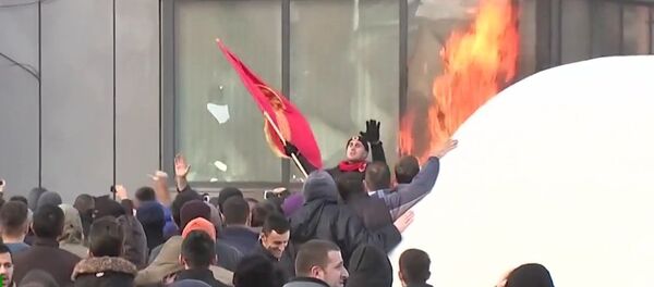 Kossovo: l'opposition dénonce avec violence un accord avec la Serbie - Sputnik Afrique