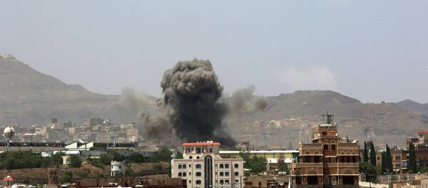 Smoke rises after a Saudi-led airstrike hits an army base in Sanaa, Yemen, Monday, Sept. 14, 2015 - Sputnik Afrique