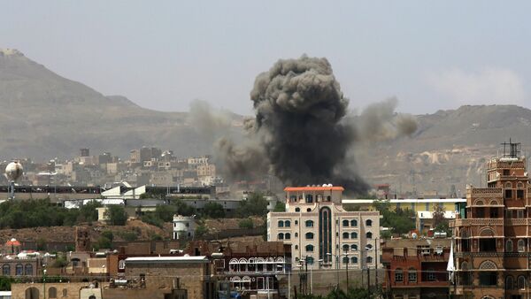 Smoke rises after a Saudi-led airstrike hits an army base in Sanaa, Yemen, Monday, Sept. 14, 2015 - Sputnik Afrique