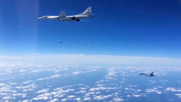 Сопровождение истребителем Су-30СМ бомбардировщика-ракетоносца Ту-160 ВКС РФ - Sputnik Afrique