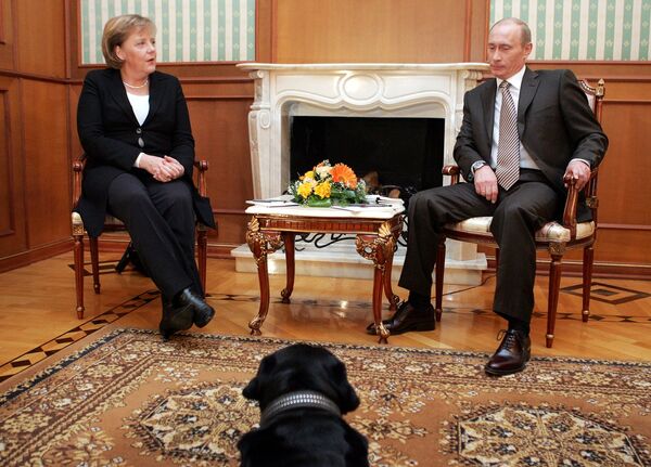 Vladimir Poutine, Angela Merkel et le labrador Koni Vladimir Poutine, Angela Merkel et le labrador Koni - Sputnik Afrique