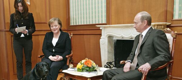 Vladimir Poutine, Angela Merkel et le labrador Koni - Sputnik Afrique