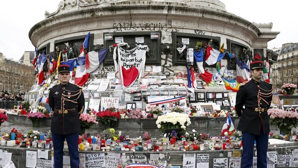 Des membres de la Garde républicaine, place de la République à Paris, pour un hommage aux victimes des attentats de janvier 2015 - Sputnik Afrique