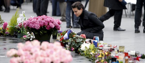 Un hommage officiel et populaire a été rendu dimanche matin aux victimes des attentats place de la République. - Sputnik Afrique