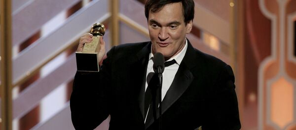 Quentin Tarantino accepts the award for Ennio Morricone after The Hateful Eight won Best Original Score - Motion Picture at the 73rd Golden Globe Awards in Beverly Hills, California January 10, 2016 - Sputnik Afrique