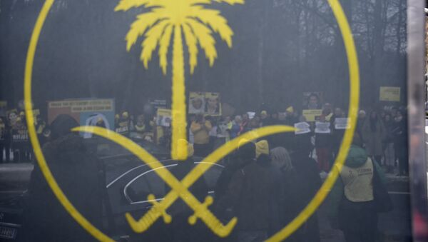 Les militants des ONG derrière l'emblème de l'Arabie Saoudite - Sputnik Afrique