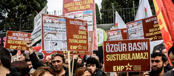 Les gens ont pancartes médias libres ne peuvent pas être réduits au silence - Sputnik Afrique