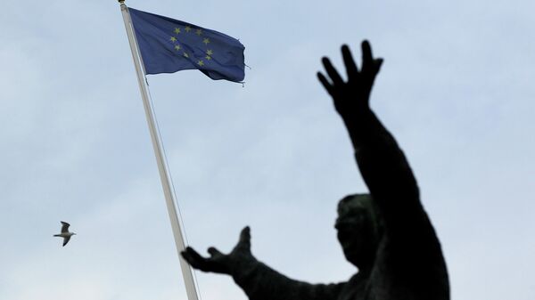The European Union flag is seen with the statue of Irish trade union leader James Larkin in Dublin on December 11, 2013 - Sputnik Afrique