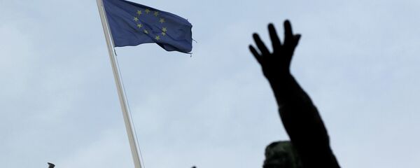 The European Union flag is seen with the statue of Irish trade union leader James Larkin in Dublin on December 11, 2013 - Sputnik Afrique