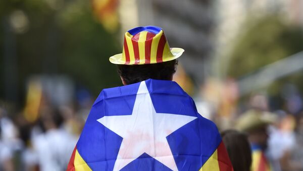 Un homme qui revient lors des célébrations de la Journée nationale de la Catalogne - Sputnik Afrique